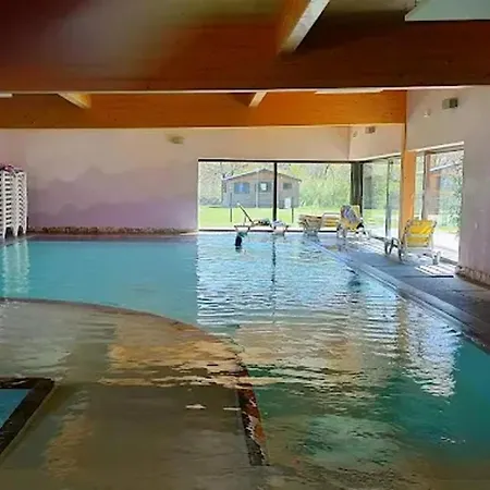 Chalet Cosy A Dans Un Avec Piscine Partagee Ranspach